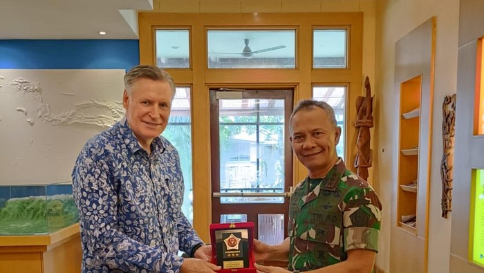 Pangkogabwilhan III Letjen Richard TH Tampubolon saat bertemu Dubes Selandia Baru Kevin Jeffery Burnet. Dokumen Istimewa