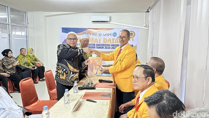 Panitia Pilrek UNM menerima salah satu pendaftar pemilihan rektor.