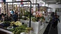 Warga berjalan di los sayur di Pasar Jatirawasari, Cempaka Putih Barat, Jakarta, Rabu (7/2/2024).