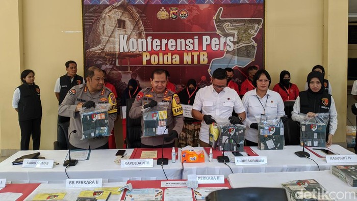 Konferensi pers penangkapan tujuh pelaku TPPO di Polda NTB, Rabu (7/2/2024). Foto: (Ahmad Viqi/detikBali).