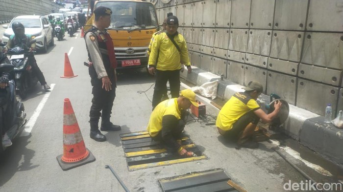 Pelat besi gorong-gorong di Underpass Mampang yang lepas menyebabkan arus lalin di Tendean hingga Mampang macet parah.