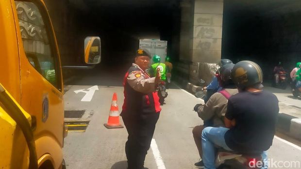 Pelat besi gorong-gorong di Underpass Mampang yang lepas menyebabkan arus lalin di Tendean hingga Mampang macet parah.