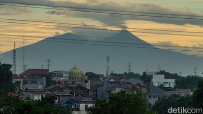 Pemandangan Gunung Salak dari Jembatan Ciliwung