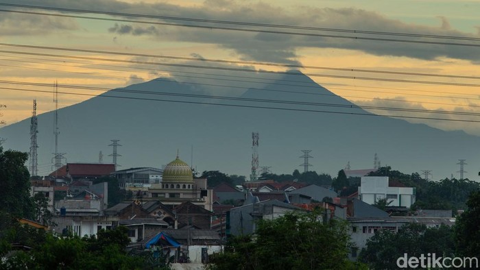 Pemandangan Gunung Salak dari Jembatan Ciliwung