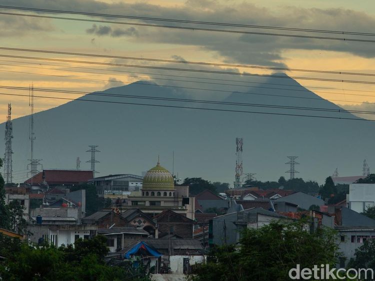 Pemandangan Gunung Salak dari Jembatan Ciliwung