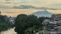 Jembatan yang memisahkan Jakarta Selatan dan Jakarta Timur ini melintasi Kali Ciliwung di bawahnya.