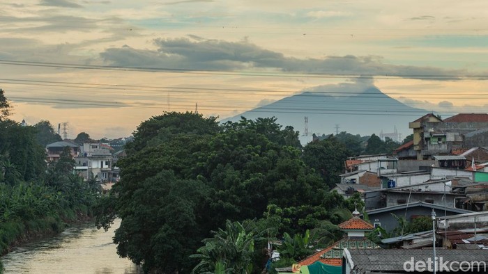 Pemandangan Gunung Salak dari Jembatan Ciliwung