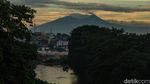 Pemandangan Gunung Salak dari Jembatan Ciliwung