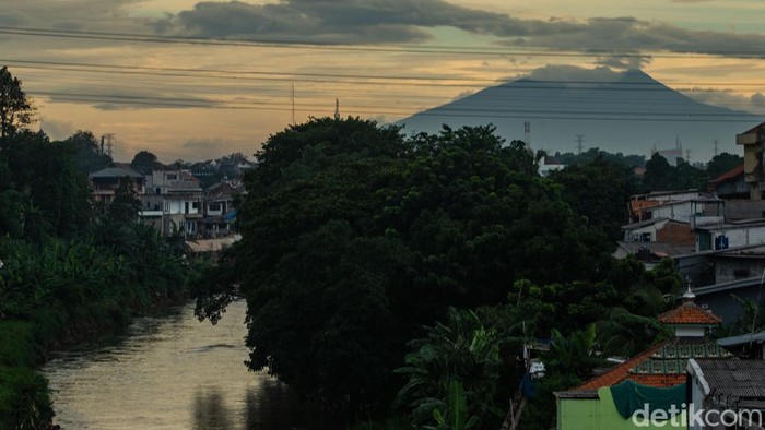 Pemandangan Gunung Salak dari Jembatan Ciliwung