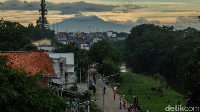 Pemandangan Gunung Salak dari Jembatan Ciliwung