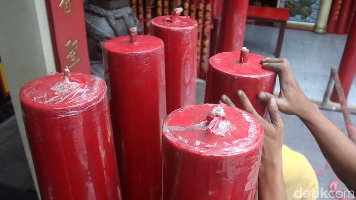 Pemasangan Lilin Imlek di Vihara Dharma Ramsi Bandung, Rabu (7/2/2024).