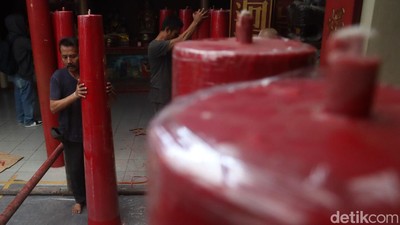 Melihat Pemasangan Lilin Imlek di Vihara Dharma Ramsi Bandung