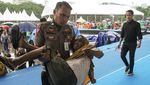 Rela Kehujanan Demi Pembagian Bansos di Makassar