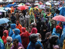 Rela Kehujanan Demi Pembagian Bansos di Makassar