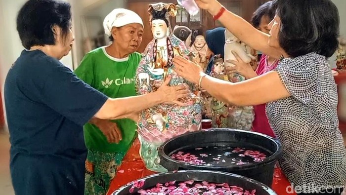 Pembersihan patung di kelenteng Situbondo jelang Imlek.