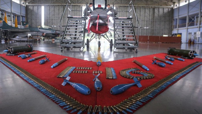 Pesawat tempur F-16 C/D melintas di Skadron Udara 16, Lanud Roesmin Nurjadin, Pekanbaru, Riau, Senin (5/2/2024). Skadron Udara 16 tersebut menjadi tempat pesawat tempur F-16 C/D untuk memperkokoh pertahanan udara khususnya di bagian wilayah barat Indonesia. ANTARA FOTO/Asprilla Dwi Adha/YU