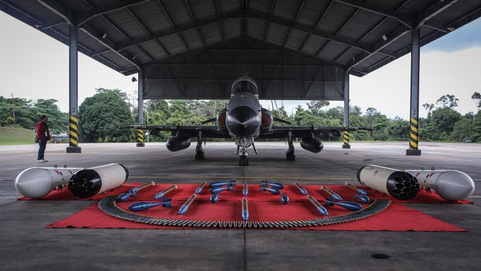 Penampakan Kandang Jet Rafale di Lanud Roesmin Nurjadin Pekanbaru Pesawat tempur F-16 C/D melintas di Skadron Udara 16, Lanud Roesmin Nurjadin, Pekanbaru, Riau, Senin (5/2/2024). Skadron Udara 16 tersebut menjadi tempat pesawat tempur F-16 C/D untuk memperkokoh pertahanan udara khususnya di bagian wilayah barat Indonesia. ANTARA FOTO/Asprilla Dwi Adha/YU