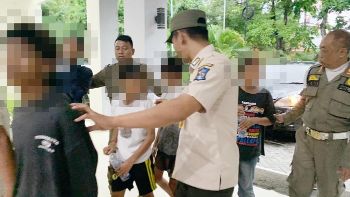Pengamen anak di Surabaya diamankan saat nggandol truk, ketahuan minum miras dan bawa senjata tajam.