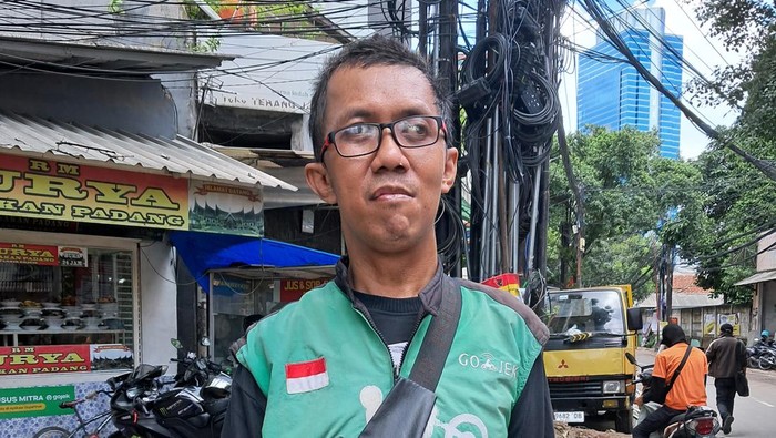 Pengendara motor, Arif, menceritakan pengalamannya dari SCBD ke Perempatan Tendean memakan waktu satu jam.