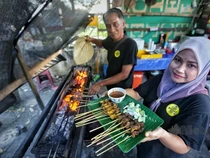 Penjual Sate Ini Tak Mau Naikkan Harga Sate, Alasannya Bikin Terharu!