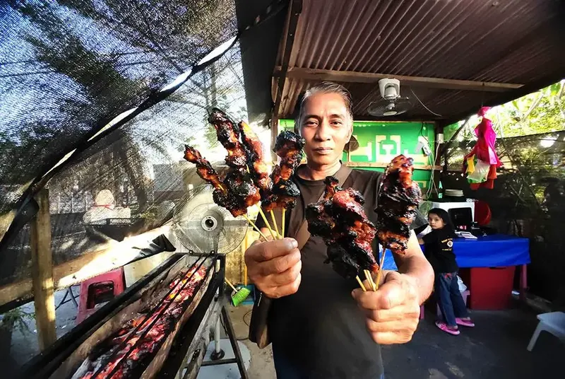 Penjual Sate Ini Tak Mau Menaikkan Harga Sate, Alasannya Mengharukan!