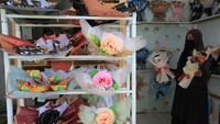 Aneka jenis kerajinan buket seperti buket bunga, boneka, wisuda, dan ulang tahun tersebut dijual Rp 15 ribu hingga Rp 200 ribu per buah. 