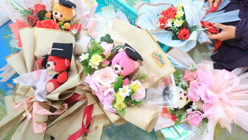 Perajin menata buket bunga dan buket boneka seusai dirangkai di salah satu tempat kerajinan Aleera Bouqet, jalan kampus Universitas Teuku Umar Desa Alue Peunyareng, Meureubo, Aceh Barat, Aceh, Rabu (7/2/2024). Aneka jenis kerajinan buket seperti buket bunga, boneka, wisuda, dan ulang tahun tersebut dijual Rp15 ribu hingga Rp200 ribu per buah. ANTARA FOTO/Syifa Yulinnas/aww.