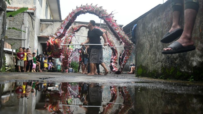 Sejumlah pemain grup liong Naga Merah Putih Bogor berlatih di Kelurahan Babakan Pasar, Kota Bogor, Jawa Barat, Selasa (6/2/2024). Latihan atraksi liong tersebut sebagai persiapan untuk mengisi perayaan Tahun Baru Imlek 2575 di pusat perbelanjaan dan hotel di Kota Bogor. ANTARA FOTO/Arif Firmansyah/rwa.