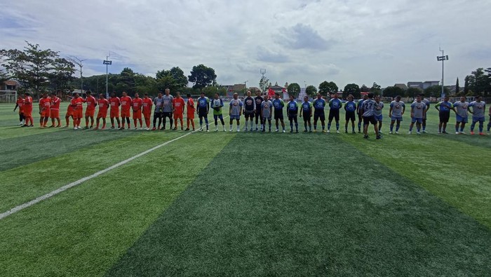 Pertandingan sepakbola mantan pemain Persib lawan Persija Jakarta di Bandung