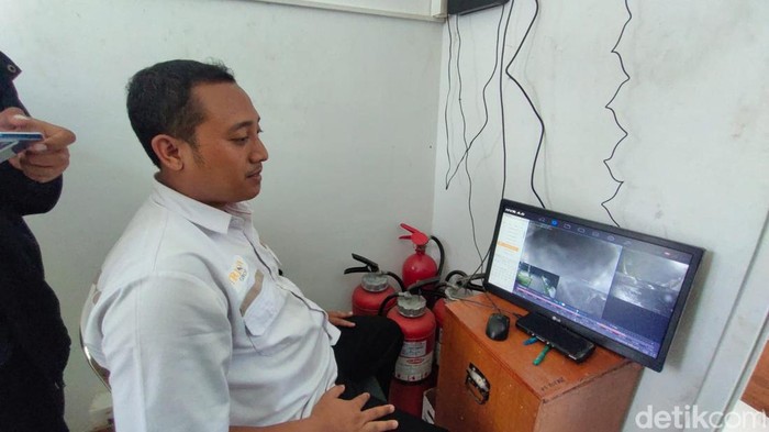 Petugas mengecek CCTV perampokan SPBU Kediri.