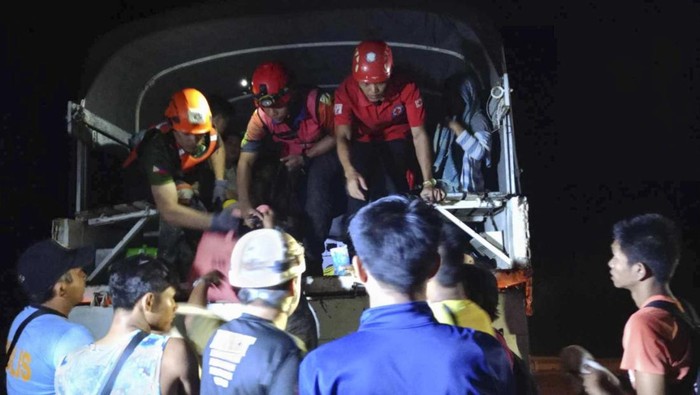 In this photo provided by the Philippine Army 60th Infantry (Mediator) Battalion, soldiers carry a landslide victim on an ambulance as they arrive at Tagum City, Davao del Norte province, southern Philippines on Wednesday Feb. 7, 2024. A search was underway Wednesday for 27 miners, who were waiting to be driven home in two parked buses when a landslide hit their vehicles and nearby houses in a gold-mining village at Maco town, Davao de Oro province, southern Philippines, an official said Wednesday. (Philippine Army 60th Infantry (Mediator) Battalionvia AP)