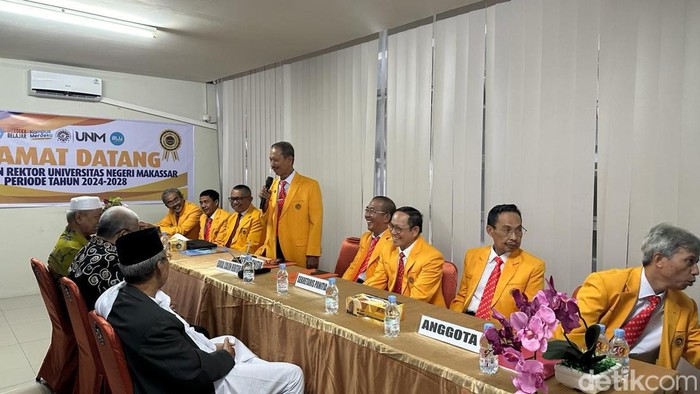 Ketua Tim Pilrek UNM Periode 2024-2028 Prof Hamsu Abdul Gani (berdiri) menerima berkas salah satu calon rektor UNM.