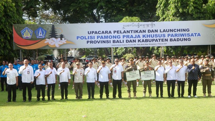 Pj Gubernur Bali Sang Made Mahendra Jaya melantik Satpol PP pariwisata di kantor Gubernur Bali, Rabu (7/2/2024). dok. Humas Pemprov Bali