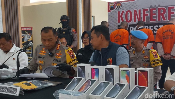 Polisi merilis kasus pencurian iPhone di Mapolresta Solo, Rabu (7/2/2024).