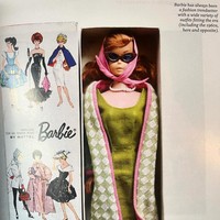 Gaya busana Billie Eilish terinspirasi dari boneka vintage Poodle Parade Barbie. Foto: Instagram/@billieeilish