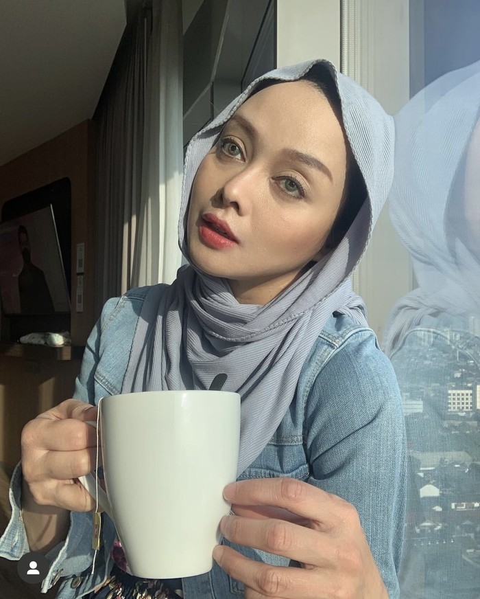 Pose Keren Terry Putri Saat Ngopi di Kafe hingga Makan Duren Pose Keren Terry Putri Saat Ngopi di Kafe hingga Makan Duren