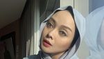 Pose Keren Terry Putri Saat Ngopi di Kafe hingga Makan Duren