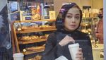 Pose Keren Terry Putri Saat Ngopi di Kafe hingga Makan Duren