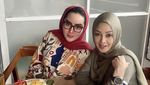 Pose Keren Terry Putri Saat Ngopi di Kafe hingga Makan Duren