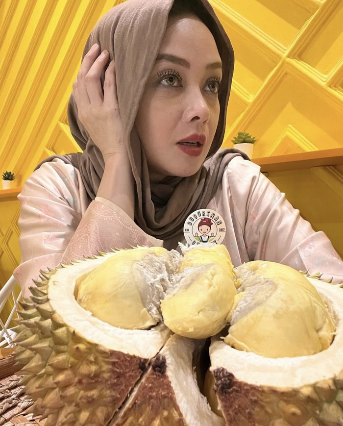 Pose Keren Terry Putri Saat Ngopi di Kafe hingga Makan Duren Pose Keren Terry Putri Saat Ngopi di Kafe hingga Makan Duren