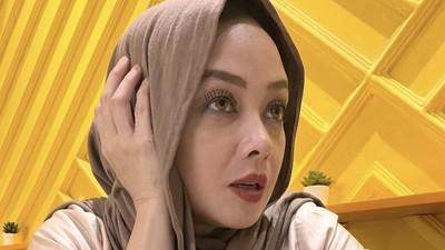 Pose Keren Terry Putri Saat Ngopi di Kafe hingga Makan Duren
