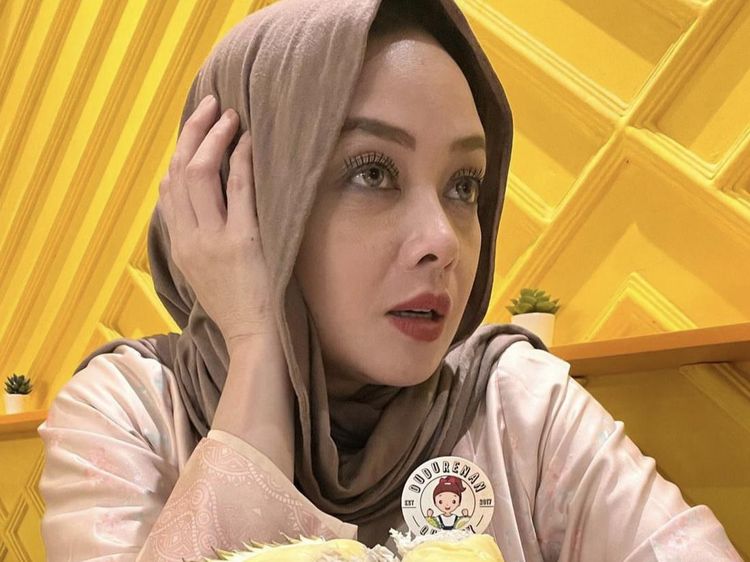 Pose Keren Terry Putri Saat Ngopi di Kafe hingga Makan Duren