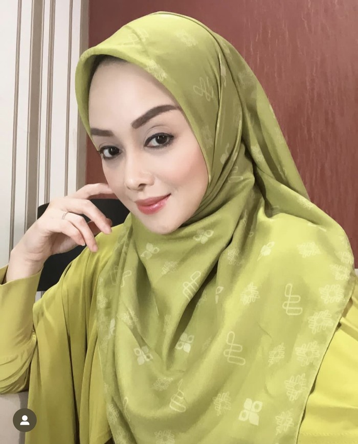 Pose Keren Terry Putri Saat Ngopi di Kafe hingga Makan Duren Pose Keren Terry Putri Saat Ngopi di Kafe hingga Makan Duren
