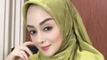 Pose Keren Terry Putri Saat Ngopi di Kafe hingga Makan Duren