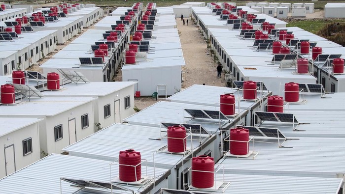 Potret Penampungan yang Dibangun Arab untuk Korban Gempa Suriah A view shows prefabricated shelters donated by the United Arab Emirates that will house some of the quake survivors, in the aftermath of last year's deadly earthquake, in Latakia, Syria February 4, 2024. REUTERS/Firas Makdesi