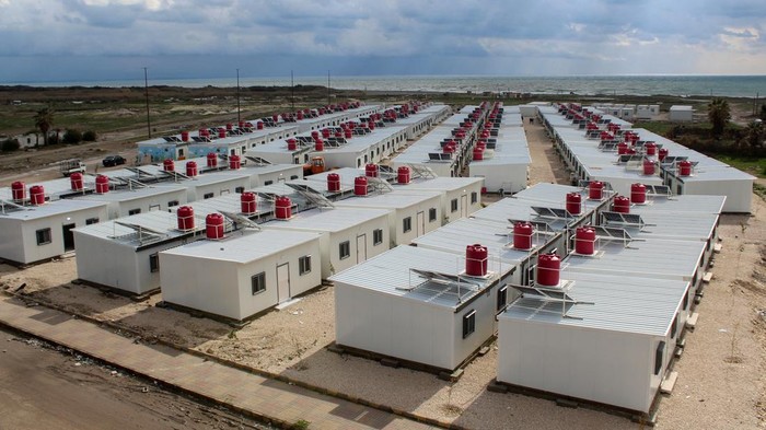Potret Penampungan yang Dibangun Arab untuk Korban Gempa Suriah A view shows prefabricated shelters donated by the United Arab Emirates that will house some of the quake survivors, in the aftermath of last year's deadly earthquake, in Latakia, Syria February 4, 2024. REUTERS/Firas Makdesi