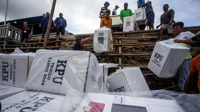 Pekerja membawa logistik Pemilu 2024  mengunakan perahu motor yang akan didistribusikan ke Pulau Bulang, Batam, Kepulauan Riau, Rabu (7/2/2023). KPU Kota Batam menargetkan pendistribusian logistik Pemilihan Legislatif dan Pemilihan Presiden 2024 di daerah Tertinggal, Terdepan, Terluar (3T) yakni Pulau Bulang, Pulau Galang, Pulau Belakangpadang dan Pulau Ngenang selesai pada 8 Februari 2024 dengan menggunakan transportasi laut. ANTARA FOTO/Teguh Prihatna/foc.
