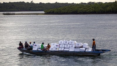 Potret Perjuangan Distribusi Logistik Pemilu ke Pulau Terluar