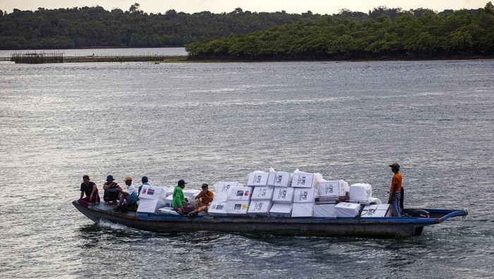 Pekerja membawa logistik Pemilu 2024  mengunakan perahu motor yang akan didistribusikan ke Pulau Bulang, Batam, Kepulauan Riau, Rabu (7/2/2023). KPU Kota Batam menargetkan pendistribusian logistik Pemilihan Legislatif dan Pemilihan Presiden 2024 di daerah Tertinggal, Terdepan, Terluar (3T) yakni Pulau Bulang, Pulau Galang, Pulau Belakangpadang dan Pulau Ngenang selesai pada 8 Februari 2024 dengan menggunakan transportasi laut. ANTARA FOTO/Teguh Prihatna/foc.