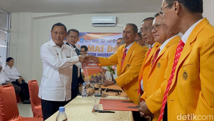 Prof Eko Hadi Sujiono menyerahkan dokumen pendaftarannya kepada Tim Pilrek Rektor UNM.